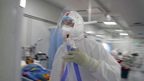 Медицинский работник в отделении больницы где проходят лечение пациенты с COVID-19 - Sputnik Кыргызстан