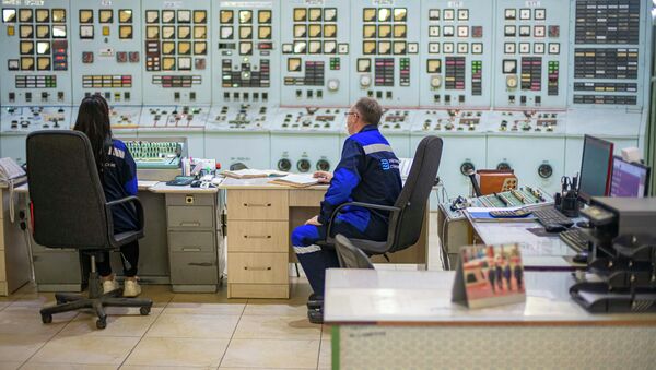 Сотрудники Бишкекской теплоэлектроцентрали в помещении пульта управления. Архивное фото - Sputnik Кыргызстан