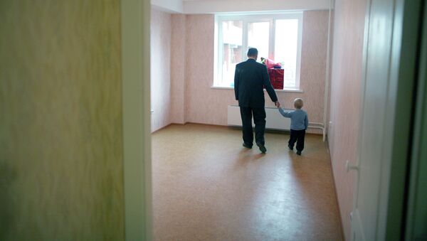 Заселение многодетной семьи из Новосибирска в новую квартиру - Sputnik Кыргызстан