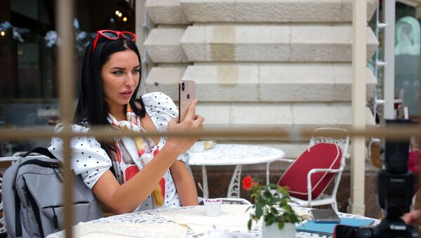 Девушка со смартфоном в кафе. Архивное фото - Sputnik Кыргызстан