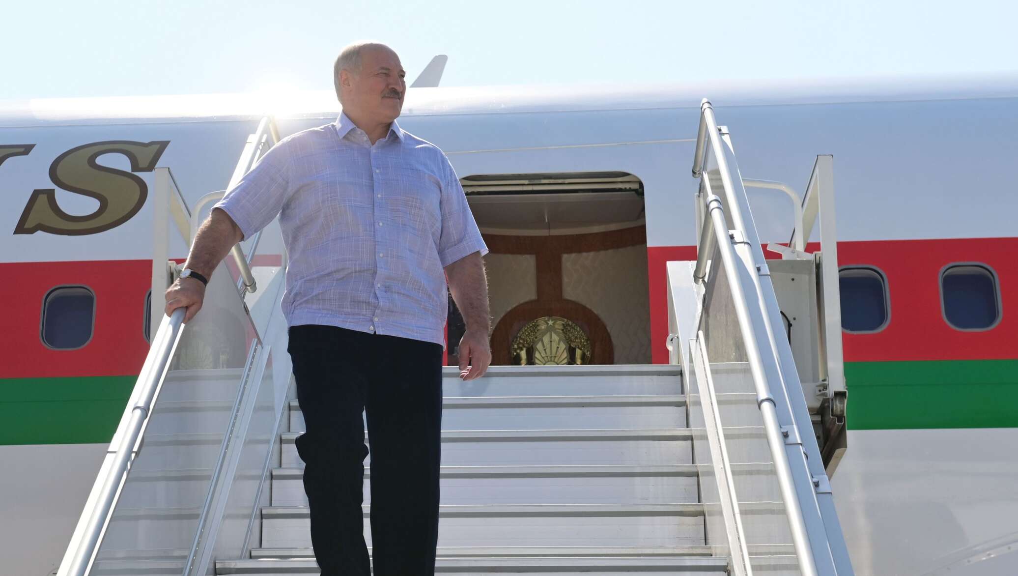 Где живет лукашенко. Самолет президента Лукашенко. Лукашенко в аэропорту 2022. Самалте Лукашенко.