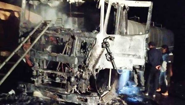 Сгоревший в Баткене грузовик с цистерной нефтепродуктов - Sputnik Кыргызстан