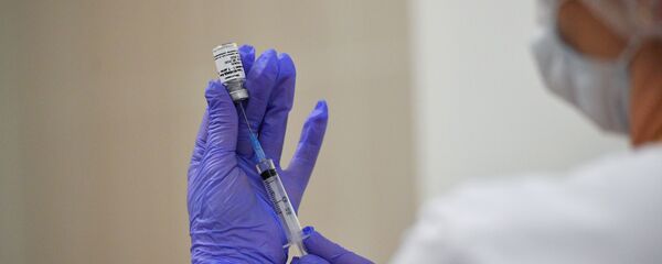 Медсестра во время вакцинации. Архивное фото - Sputnik Кыргызстан