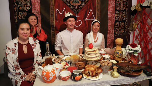 Дизайнер Миррахим Опош с супругой во время свадебного торжества в онлайн формате - Sputnik Кыргызстан
