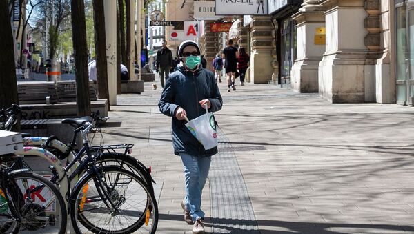 Женщина в медицинской маске идет по улице. Архивное фото - Sputnik Кыргызстан