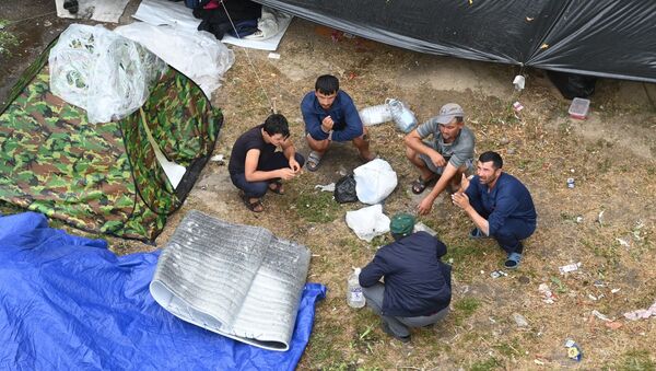Мигранты в России в палаточном лагере. Архивное фото - Sputnik Кыргызстан