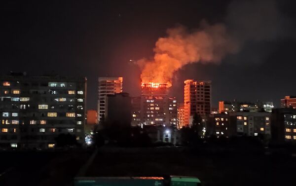 На кадрах видно, что пламенем охвачены верхние этажи строящегося здания - Sputnik Кыргызстан