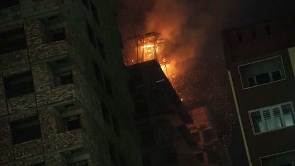 Пожар в строящемся многоэтажном доме по улице Тыналиева в Бишкеке - Sputnik Кыргызстан