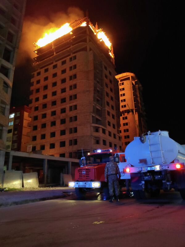 Пожар в строящемся многоэтажном доме по улице Тыналиева в Бишкеке  - Sputnik Кыргызстан