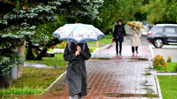 Девушка на одной из улиц во время дождя. Архивное фото - Sputnik Кыргызстан