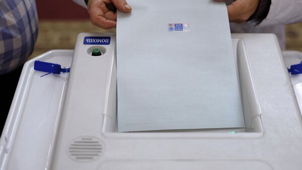 Избиратель опускает бюллетень в урну. Архивное фото - Sputnik Кыргызстан