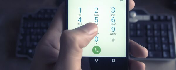 Девушка с телефоном в руке. Иллюстративное фото - Sputnik Кыргызстан