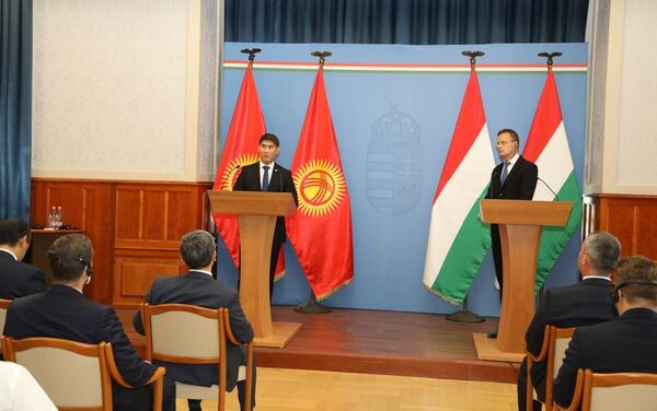 Об этом на встрече с министром иностранных дел Венгрии Петером Сийярто заявил глава МИД Кыргызстана Чингиз Айдарбеков - Sputnik Кыргызстан