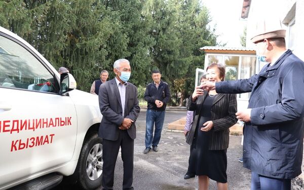 Каракольскому управлению Центра госсанэпиднадзора передали внедорожник Toyota Land Cruiser Prado - Sputnik Кыргызстан