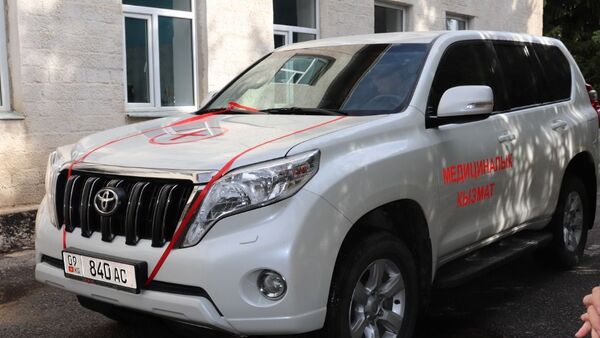Каракол шаарынын санитардык эпидемиологиялык көзөмөлдөө кызматына берилген Toyota Land Cruiser Prado  - Sputnik Кыргызстан