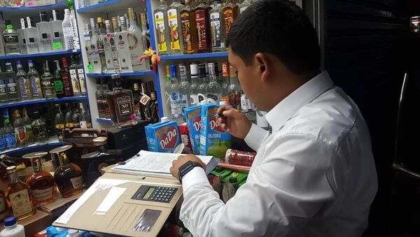 Изъятие алкоголя и сигарет сомнительного качества на Ошском рынке - Sputnik Кыргызстан