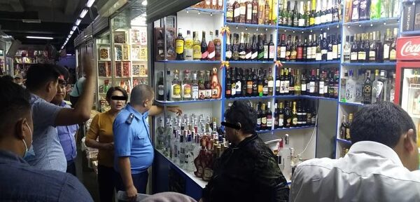 У торговцев на Ошском рынке массово изъяли алкоголь и сигареты — фото - Sputnik Кыргызстан