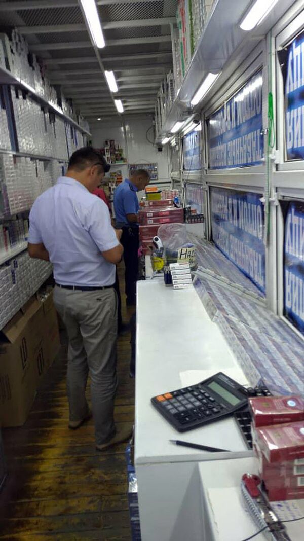 У торговцев на Ошском рынке массово изъяли алкоголь и сигареты — фото - Sputnik Кыргызстан