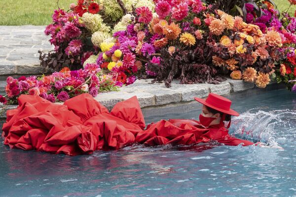 Модель Коко Роша плавает в бассейне во время показа Christian Siriano в рамках Недели моды в Нью-Йорке - Sputnik Кыргызстан