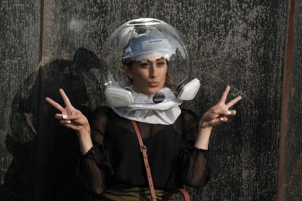 Участница модного показа в шлеме Covidisor перед началом показа во время New York Fashion Week - Sputnik Кыргызстан