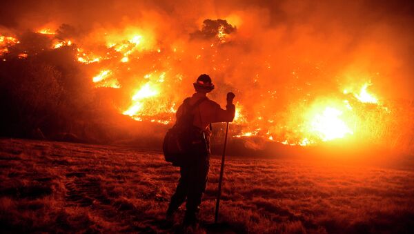 Пожарный работает на месте лесного пожара возле парка Монровия-Каньон в Монровии, штат Калифорния, 15 сентября 2020 года - Sputnik Кыргызстан