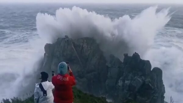 Огромные волны тайфуна разбиваются о скалы — красивое видео - Sputnik Кыргызстан