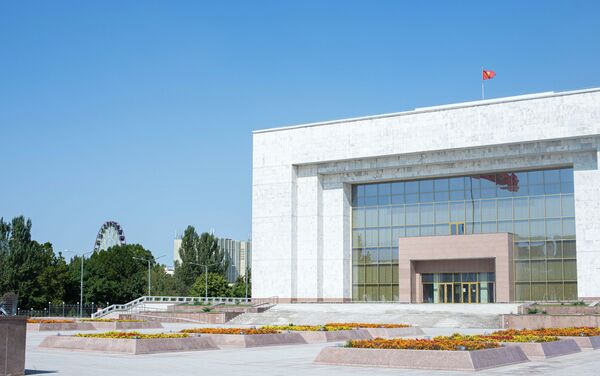 Мамлекеттик тарых музейинин айланасындагы тосмо 2018-жылдын август айында эле орнотулган. - Sputnik Кыргызстан