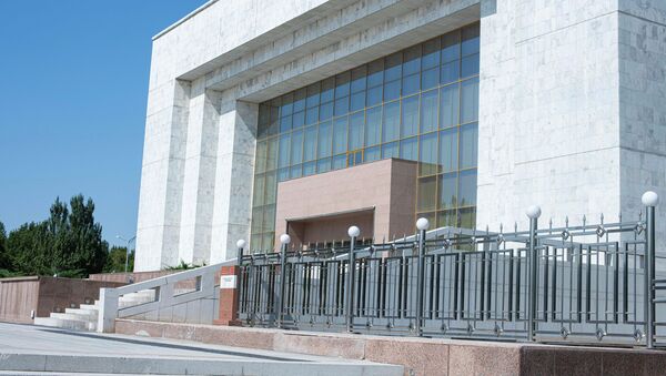 Установка ограждения у Исторического музея в Бишкеке - Sputnik Кыргызстан