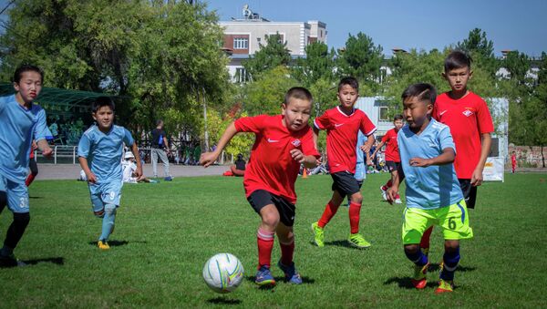 Бишкекте республика боюнча өспүрүм балдардын футболдук мелдеши жыйынтыкталды - Sputnik Кыргызстан