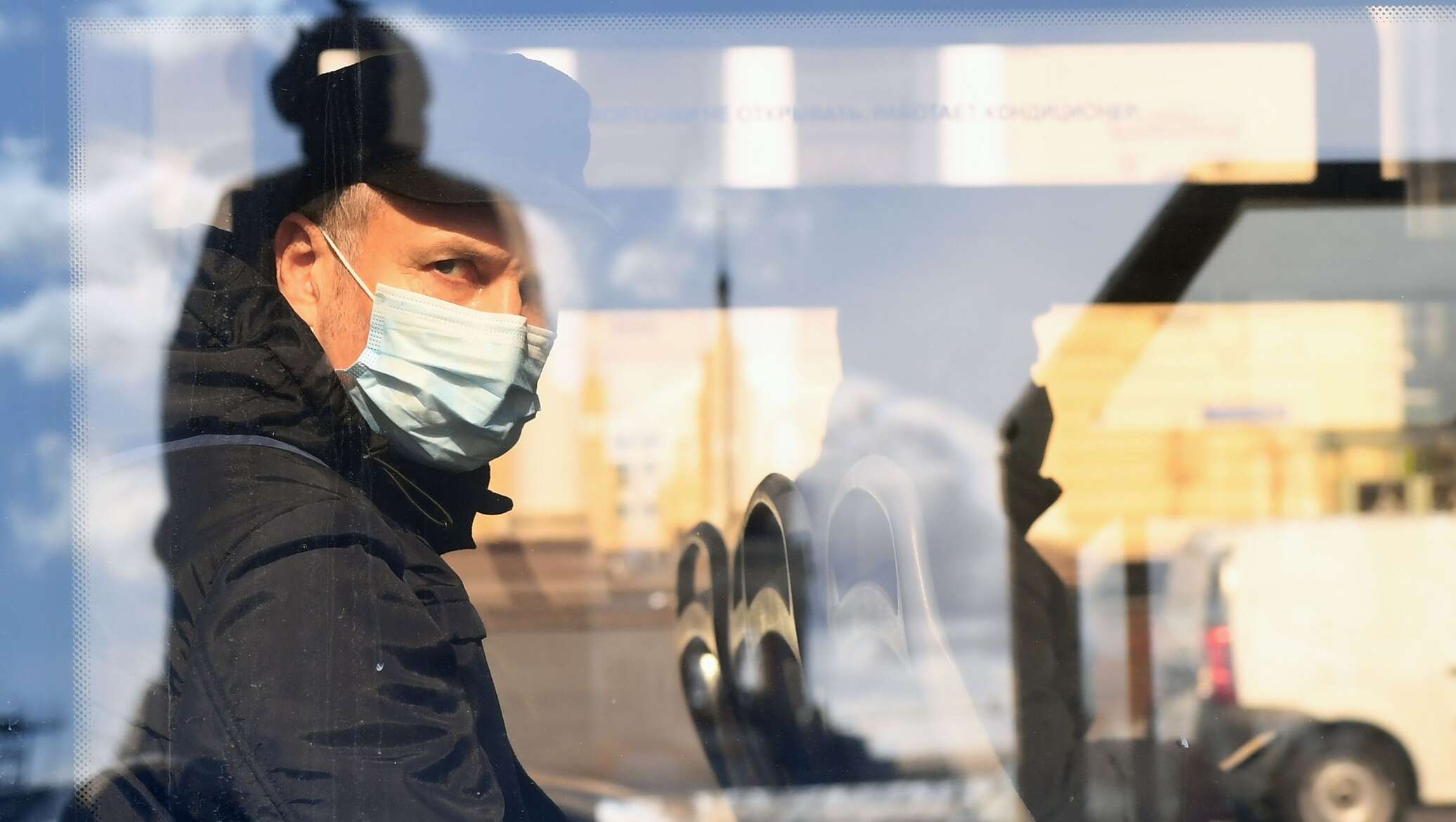 20 декабря 2020 г. Пассажиры в масках. Медицинская маска в транспорте. Бизнесмен в маске.
