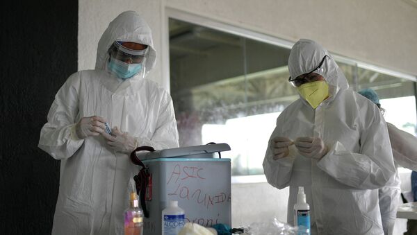 Медицинские работники готовятся взять образцы мазков из носа для проверки на COVID-19. Архивное фото - Sputnik Кыргызстан