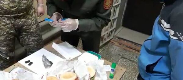 Попытка передачи наркотики в гамбургерах в СИЗО №1 - Sputnik Кыргызстан