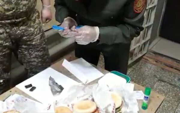 На этот раз заключенному пытались передать наркотики в гамбургерах. Среди них нашли пакеты с 13 граммами вещества с запахом конопли - Sputnik Кыргызстан