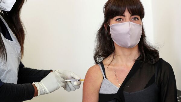 Женщина доброволец получает вакцину против COVID-19. Архивное фото - Sputnik Кыргызстан