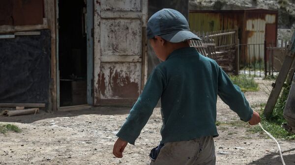 Мальчик играет на улице. Архивное фото - Sputnik Кыргызстан