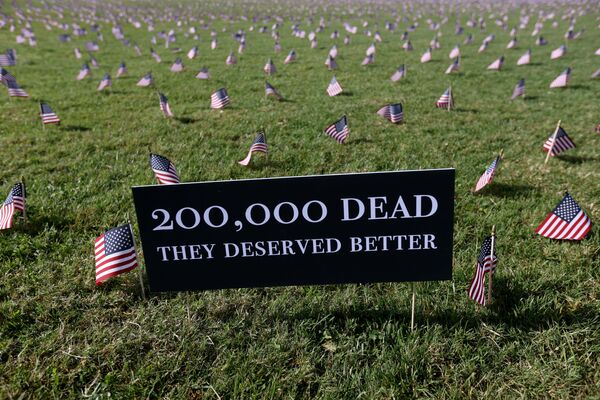 Американские флажки в память о 200 тысячах жертв COVID-19 на Национальной аллее в Вашингтоне  - Sputnik Кыргызстан