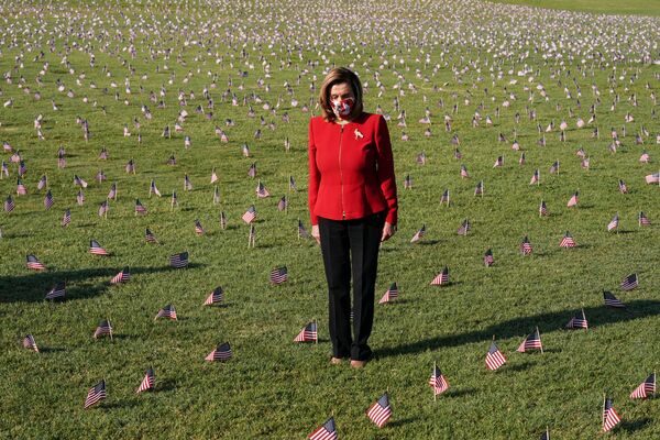 Спикер Палаты представителей США Нэнси Пелоси среди флажков в память о 200 тысячах жертв COVID-19 на Национальной аллее в Вашингтоне  - Sputnik Кыргызстан