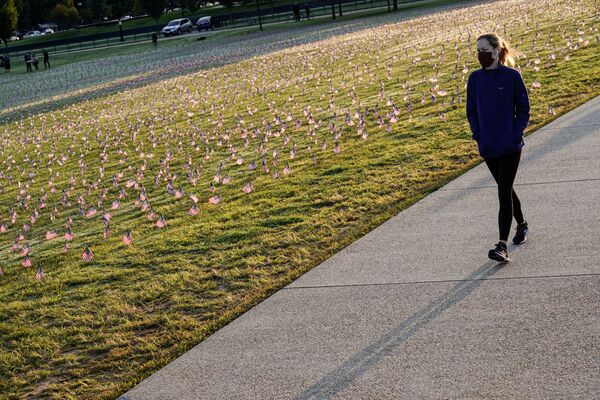 Американские флажки в память о 200 тысячах жертв COVID-19 на Национальной аллее в Вашингтоне  - Sputnik Кыргызстан