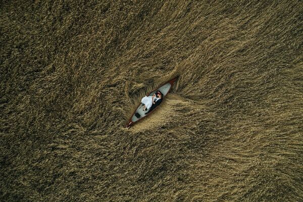 Снимок Lovers on the Field фотографа Krzysztof Krawczyk, получивший 2-е место в категории Wedding конкурса Drone Photo Awards 2020  - Sputnik Кыргызстан