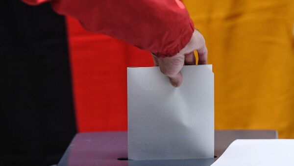 Избиратель опускает бюллетень на выборах. Архивное фото - Sputnik Кыргызстан