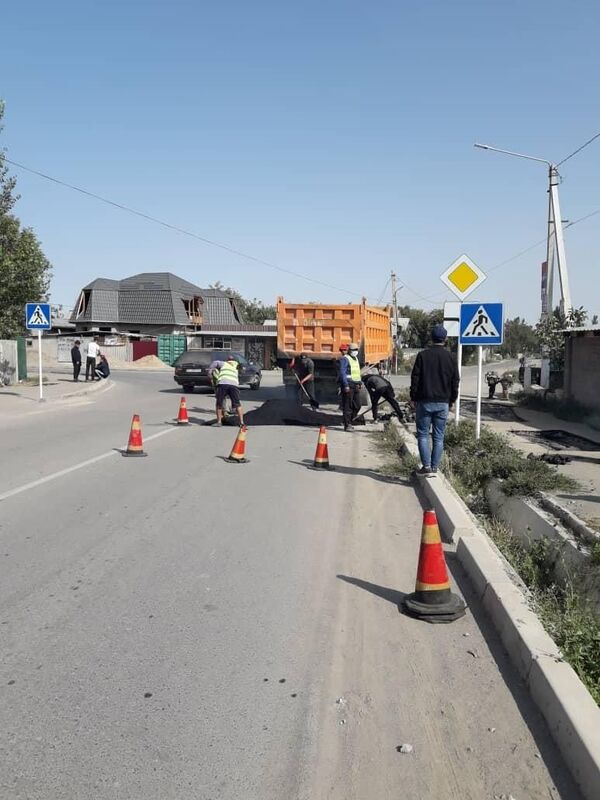 В Бишкеке устраняют дефекты на дорогах, которым нет и двух лет. Фото - Sputnik Кыргызстан