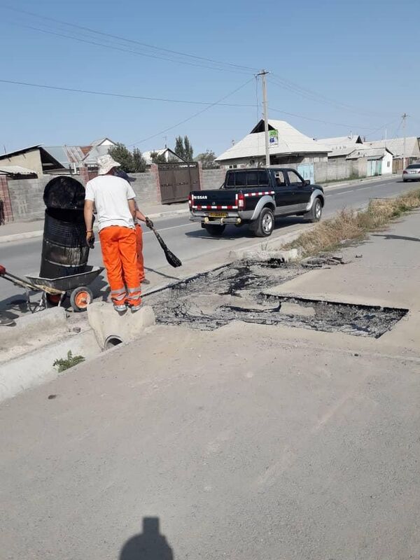 В Бишкеке устраняют дефекты на дорогах, которым нет и двух лет. Фото - Sputnik Кыргызстан