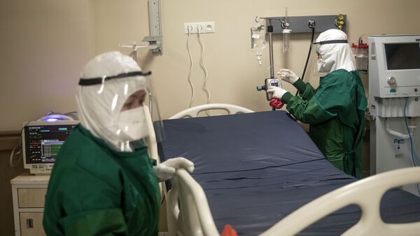 Медицинский персонал дезинфицирует кровать после выписки пациента с COVID-19. Архивное фото - Sputnik Кыргызстан
