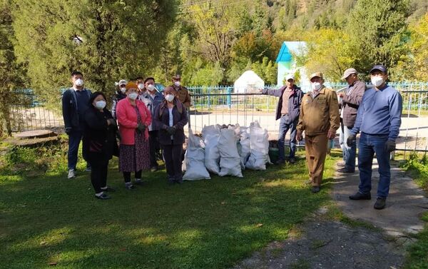 Берег Иссык-Куля очистили от разного мусора — собрано более пяти тонн - Sputnik Кыргызстан