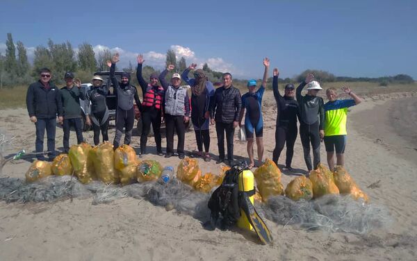 Сотрудники Государственного агентства охраны окружающей среды и лесного хозяйства (ГАООСиЛХ) провели экологическую акцию — очистили озеро Иссык-Куль от мусора - Sputnik Кыргызстан