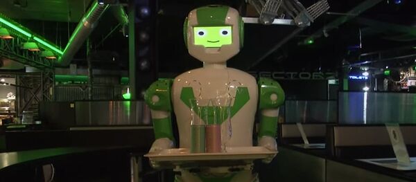 Роботы обслуживают посетителей в британском кафе — видео - Sputnik Кыргызстан