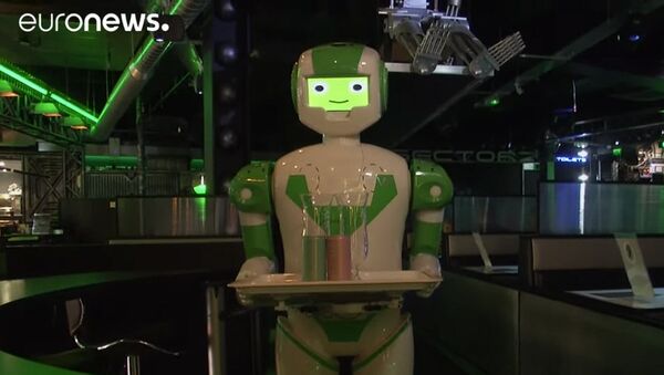 Роботы обслуживают посетителей в британском кафе — видео - Sputnik Кыргызстан