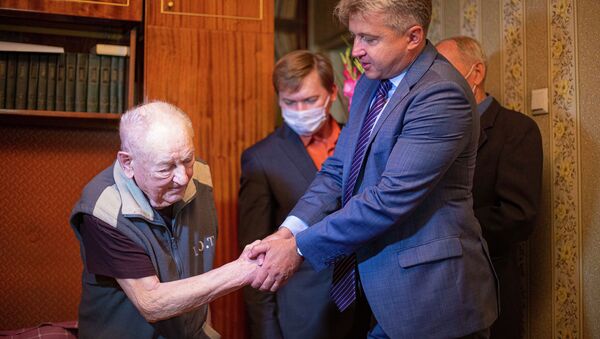 100 лет исполнилось ветерану ВОВ — видео поздравления - Sputnik Кыргызстан