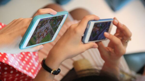 Девушки играют в игры на смартфонах. Архивное фото - Sputnik Кыргызстан
