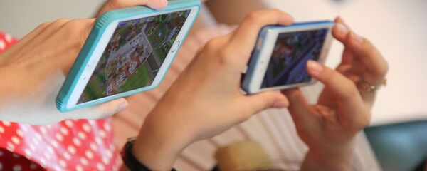 Девушки играют в игры на смартфонах. Архивное фото Девушки играют в игры на смартфонах. Архивное фото - Sputnik Кыргызстан